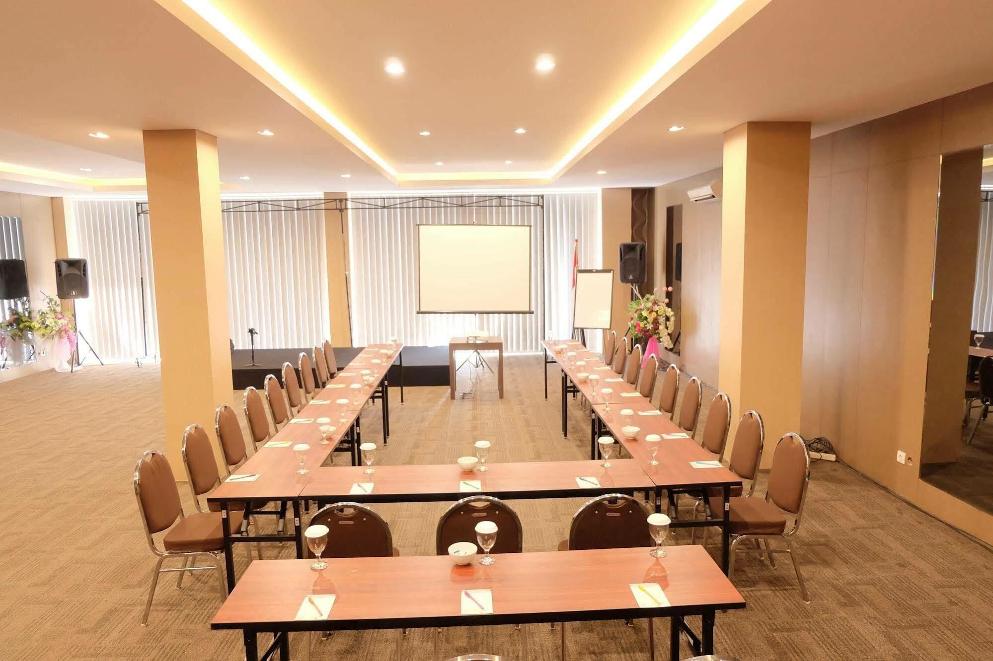 Viva Hotel Kediri, Azana Hotels Collection Kediri  Exterior photo
